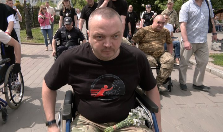 «Хода безбар'єрності» в центрі Луцька: перевіряли вулиці й будівлі на доступність для людей з інвалідністю «Хода безбар'єрності» в центрі Луцька: перевіряли вулиці й будівлі на доступність для людей з інвалідністю