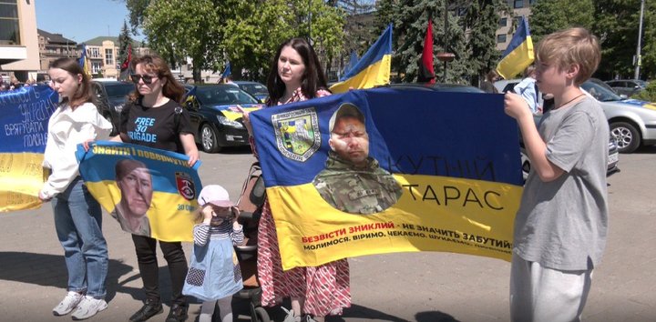 Майже 100 авто і 12 байків: у Луцьку відбувся автопробіг на підтримку військовополонених Майже 100 авто і 12 байків: у Луцьку відбувся автопробіг на підтримку військовополонених