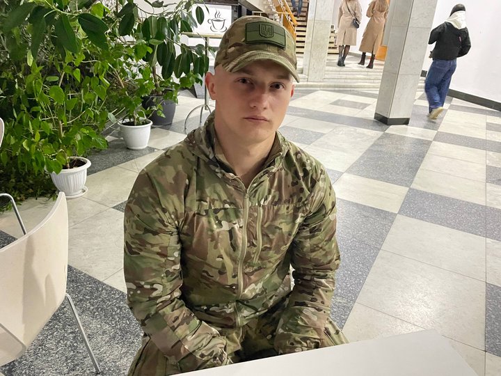 Звільнений з полону Денис Залізко, який заспівав Звільнений з полону Денис Залізко, який заспівав