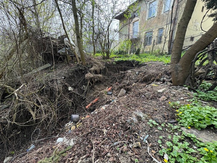 "Щоб не допустити зсуву": у Чернівцях планують укріпити аварійний схил над залізницею за майже 4 млн грн