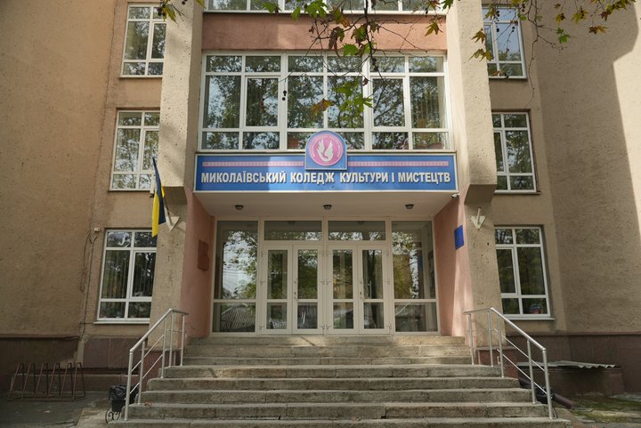 У Миколаєві створили стінопис із Квіткою Цісик: чому її образ обрали для коледжу культури