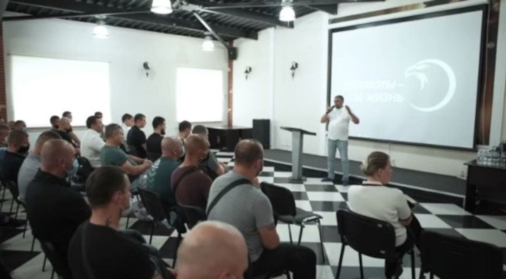 Курс за один день і "бронь від ООН": як на OLX продають посвідчення журналістів