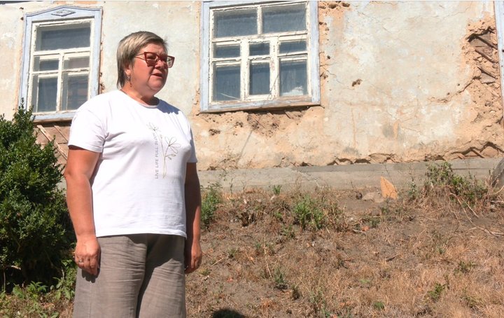 Черкащанка відновлює родову хатину в пам'ять про загиблого чоловіка військовослужбовця Черкащанка відновлює родову хатину в пам'ять про загиблого чоловіка військовослужбовця