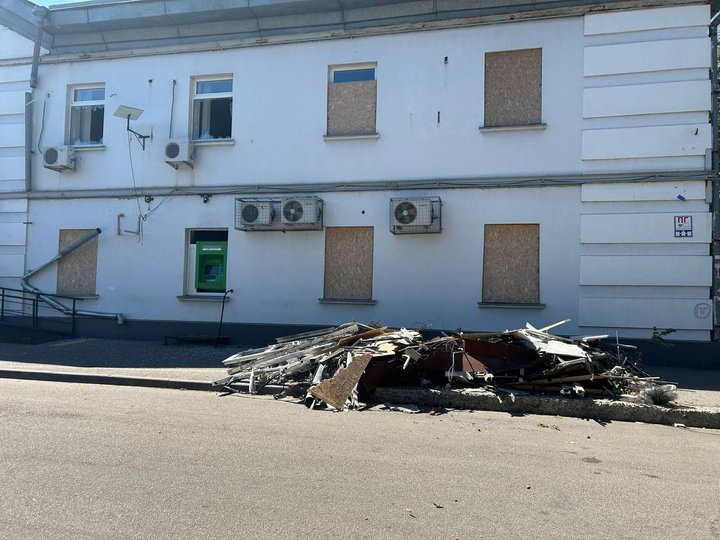 «Потім другий, третій. Це жах був». Війська РФ розбили трьома дронами відділення банку у Нікополі: що кажуть жителі «Потім другий, третій. Це жах був». Війська РФ розбили трьома дронами відділення банку у Нікополі: що кажуть жителі