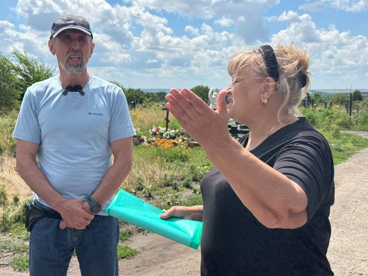 "Могили провалюються, видно труни". На Краснопільському кладовищі у Дніпрі рідні загиблих воїнів розпочали голодування "Могили провалюються, видно труни". На Краснопільському кладовищі у Дніпрі рідні загиблих воїнів розпочали голодування