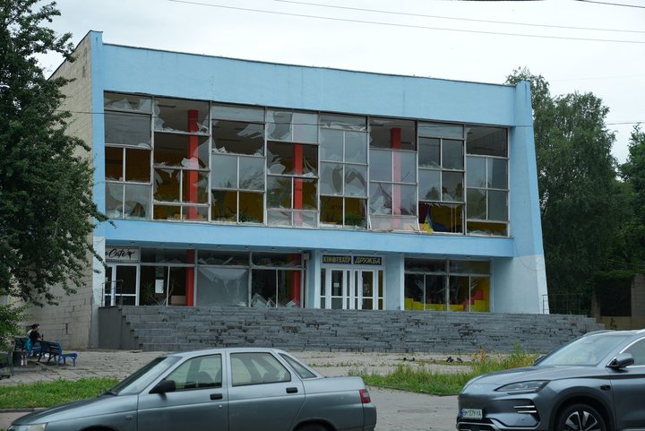 “Люди були в шоці, вони не розуміли, яке горе пережили”. Мешканці Сум про атаку РФ КАБами та як усувають наслідки