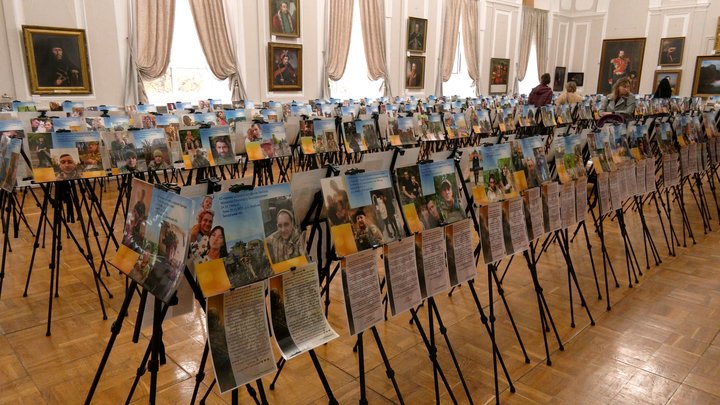 275 історій безвісти зниклих і загиблих захисників: у Чернігові представили фотовиставку «Ми не народжені для війни» 275 історій безвісти зниклих і загиблих захисників: у Чернігові представили фотовиставку «Ми не народжені для війни»