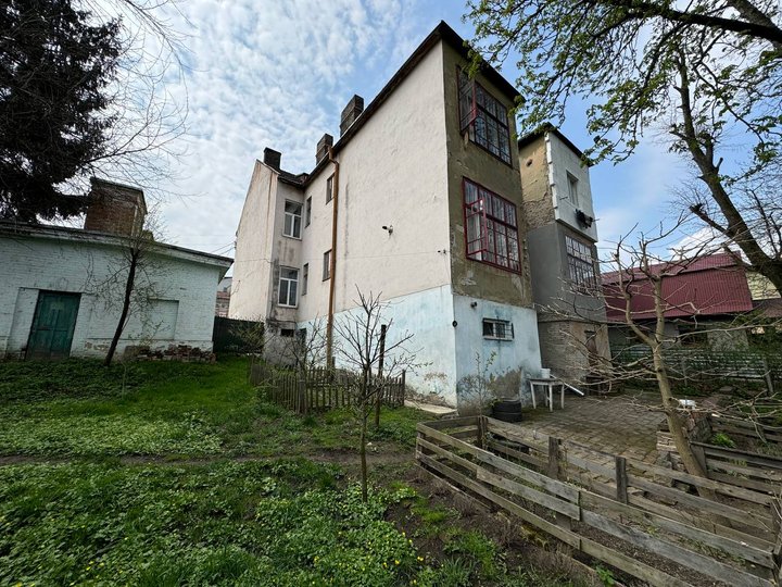 "Щоб не допустити зсуву": у Чернівцях планують укріпити аварійний схил над залізницею за майже 4 млн грн