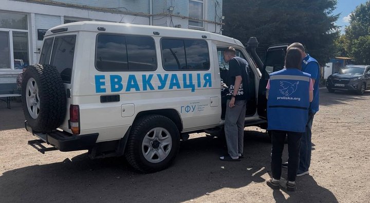 «Стріляють і вдень, і вночі — немає спокою». Що розповідають евакуйовані з прифронтових громад Дніпропетровщини «Стріляють і вдень, і вночі — немає спокою». Що розповідають евакуйовані з прифронтових громад Дніпропетровщини