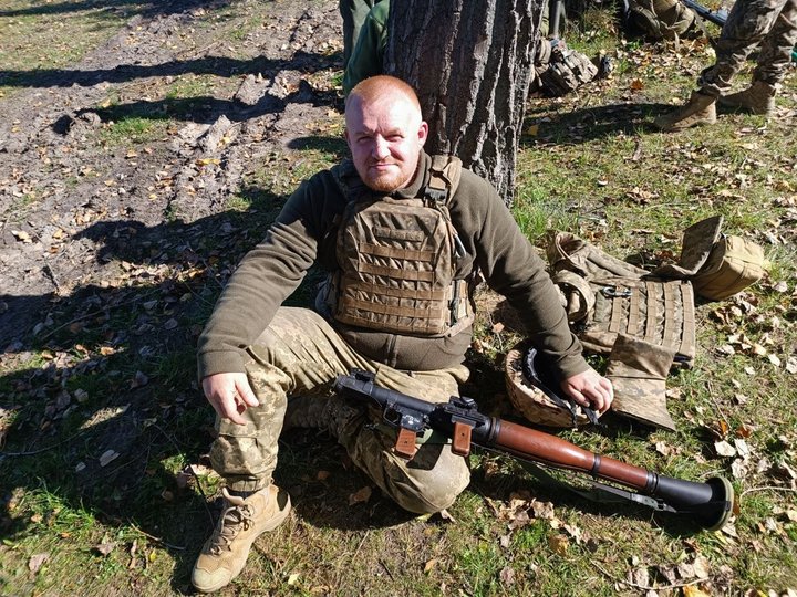 «Я щасливий на сто відсотків»: як ветеран Андрій Олійник повертається до життя після втрати обох рук на війні