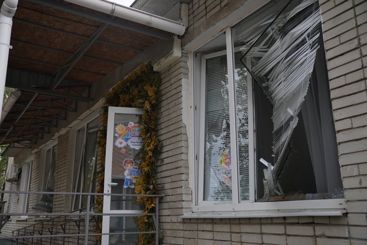 «Зайшла в підвал, бо кричало «КАБи на місто»: у Сумах російська авіабомба вбила двох людей