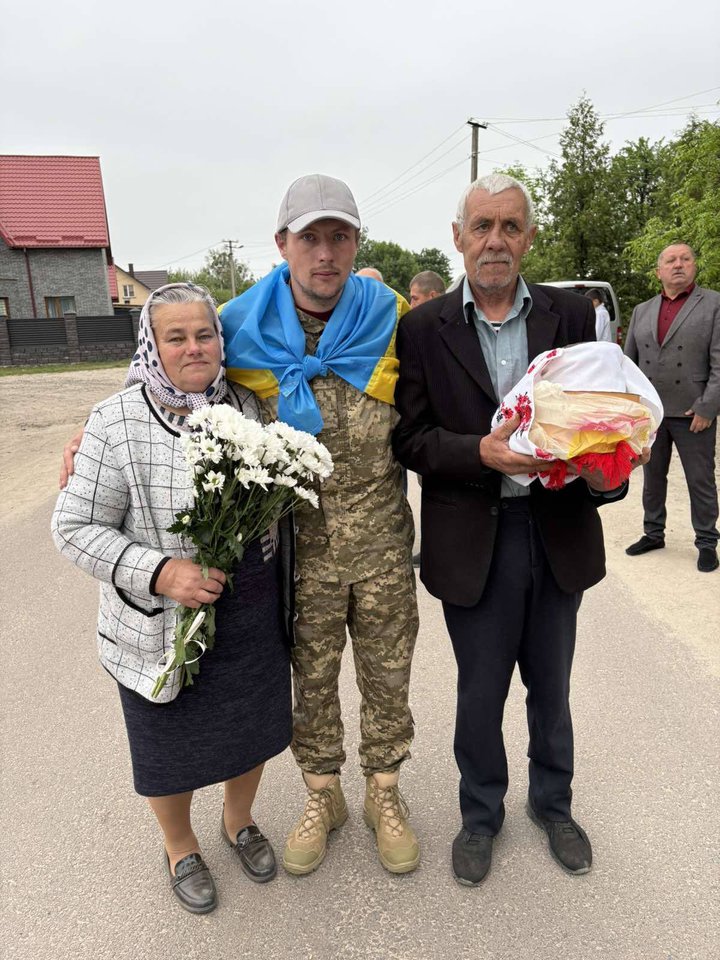 Зустрічали всім селом: на Волинь після російського полону повернувся 26-річний боєць