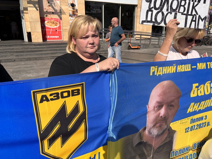 «Дочекаємося кожного»: як український прапор став символом надії для родин полонених у Луцьку