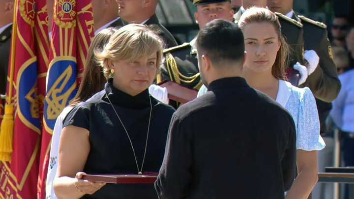 Президент вручив родині загиблого майстра спорту і війського 100 ОМБр Віталія Тимофєєва орден «Золота Зірка» Президент вручив родині загиблого майстра спорту і війського 100 ОМБр Віталія Тимофєєва орден «Золота Зірка»