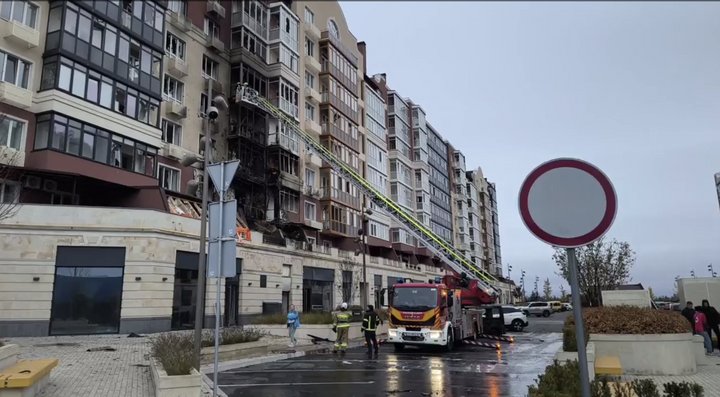 Пошкоджена багатоповерхівка в Умані Пошкоджена багатоповерхівка в Умані