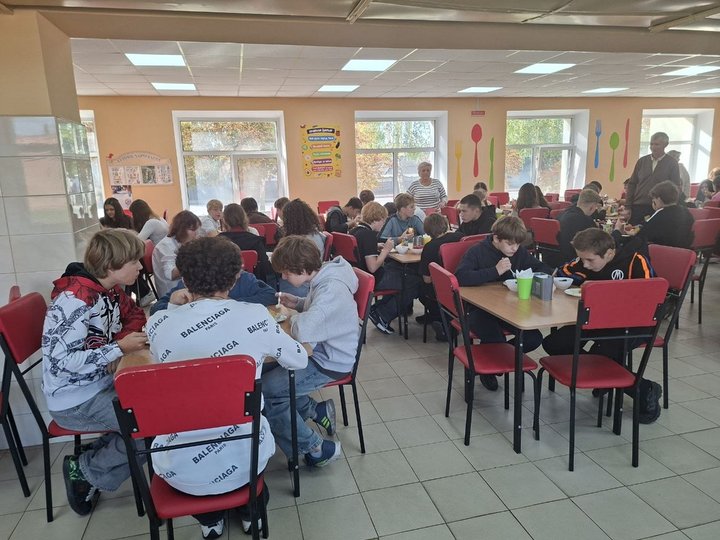 У роменській школі учні харчуються за підтримки ООН: що є в меню У роменській школі учні харчуються за підтримки ООН: що є в меню