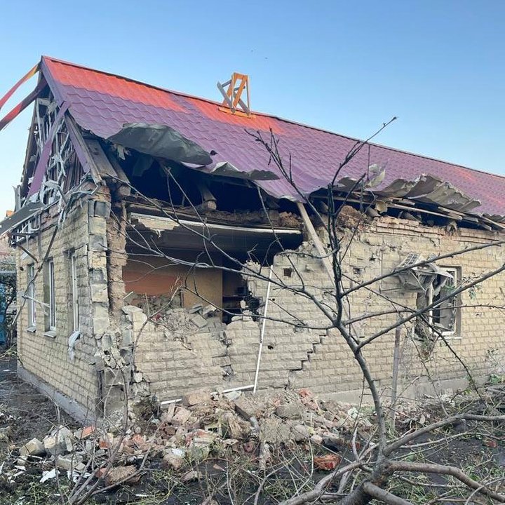 Будинок після російського обстрілу у місті Курахове