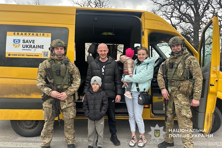 "Найскладніше — бачити людський біль". Чотири роки прицільних атак по Нікопольщині: війна очима поліцейських району