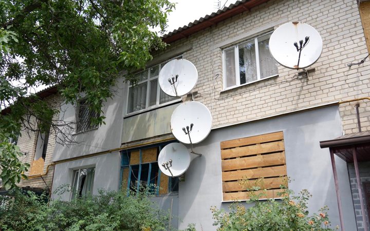 «Раніше було жваве село, все буяло, а зараз — бур'яни й розруха». Як прифронтова Васильківка виживає під атаками КАБів