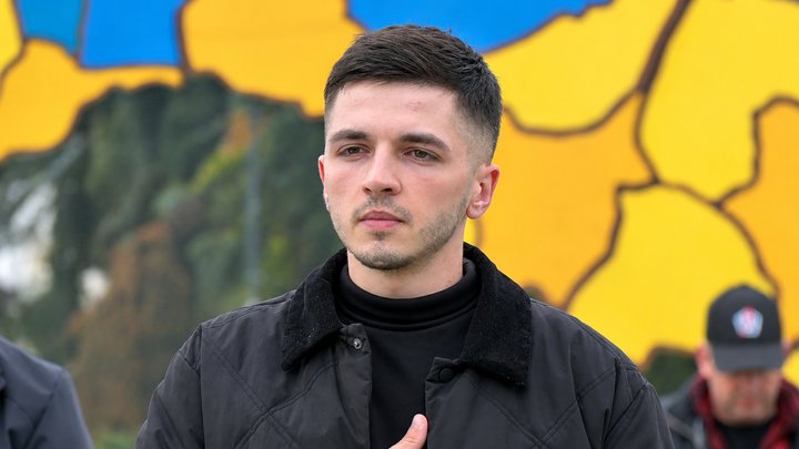 Зняв свій портрет з «Алеї Надії» після 4 років полону: Луцьк зустрів оборонця Маріуполя Павла Літвіна Зняв свій портрет з «Алеї Надії» після 4 років полону: Луцьк зустрів оборонця Маріуполя Павла Літвіна