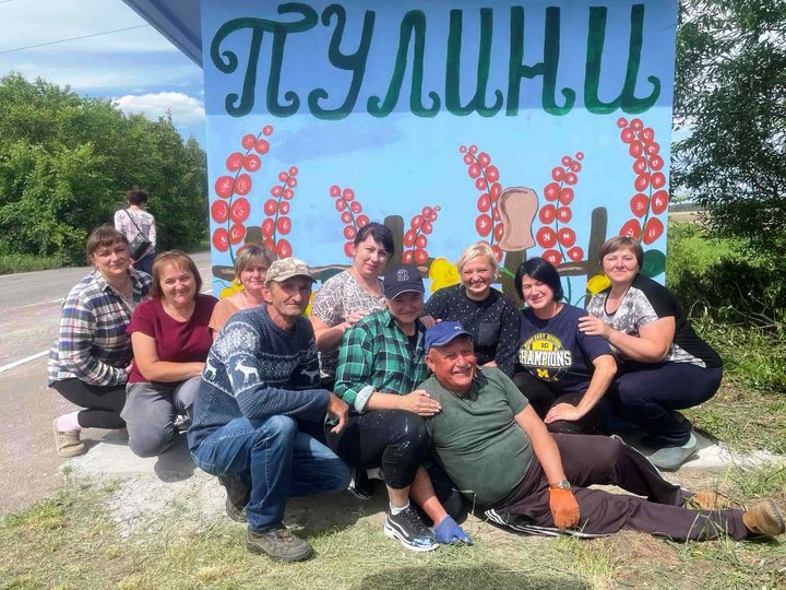 У Пулинській громаді розмалювали третю автобусну зупинку: хто долучився до створення муралу