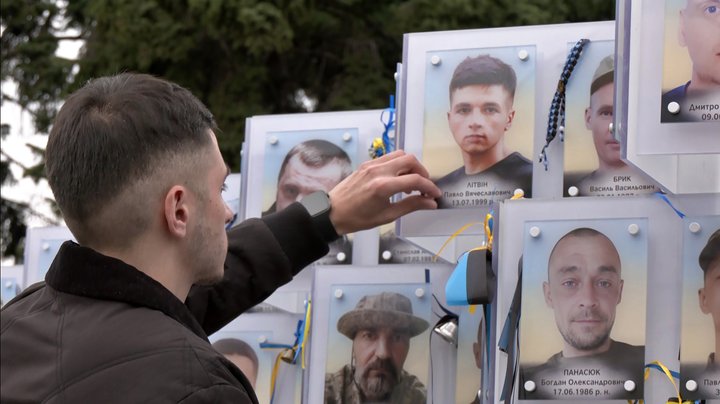Зняв свій портрет з «Алеї Надії» після 4 років полону: Луцьк зустрів оборонця Маріуполя Павла Літвіна Зняв свій портрет з «Алеї Надії» після 4 років полону: Луцьк зустрів оборонця Маріуполя Павла Літвіна