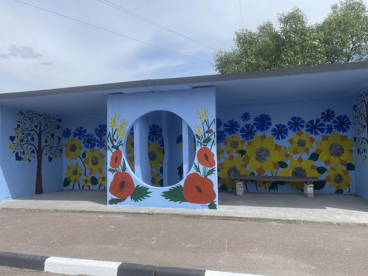 У Пулинській громаді розмалювали третю автобусну зупинку: хто долучився до створення муралу