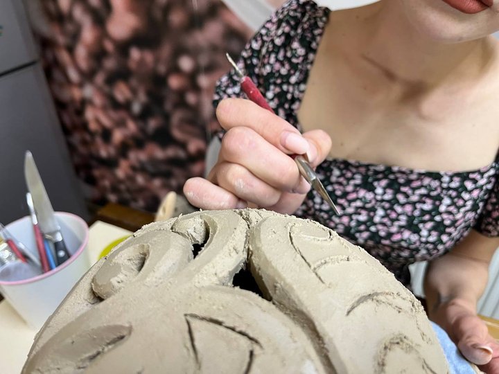 "Робота, як в хірурга — неправильний надріз і все": майстриня з Черкащини виготовляє сфери й амфори із шамотної глини