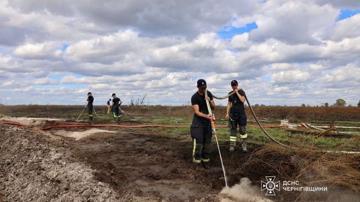 У Ніжинському районі на Чернігівщині четверту добу гасять пожежу на торфовищі У Ніжинському районі на Чернігівщині четверту добу гасять пожежу на торфовищі