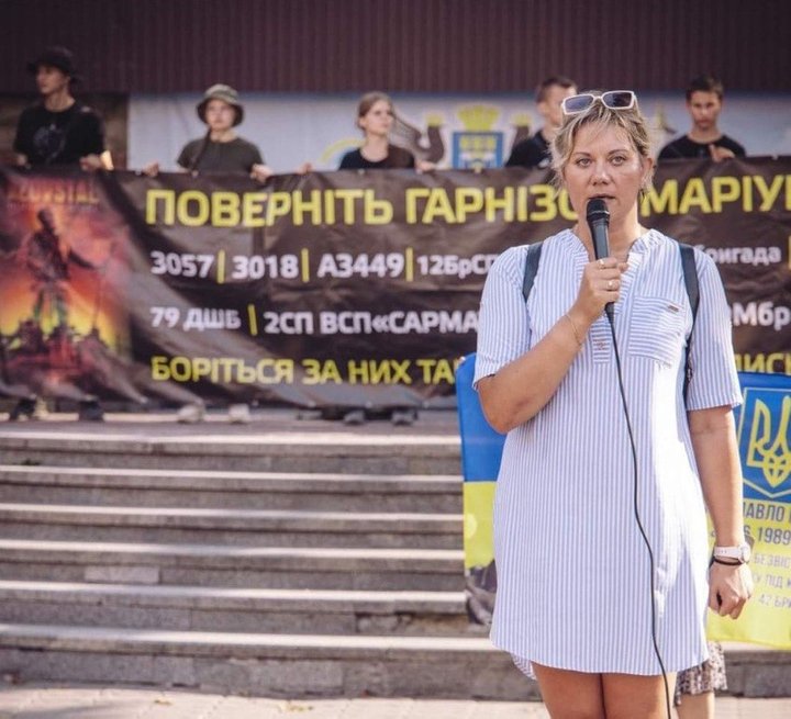 "Люди кричали, щоб їх хтось вбив". Історія маріупольки, яка вижила під завалами та чекає чоловіка з російського полону