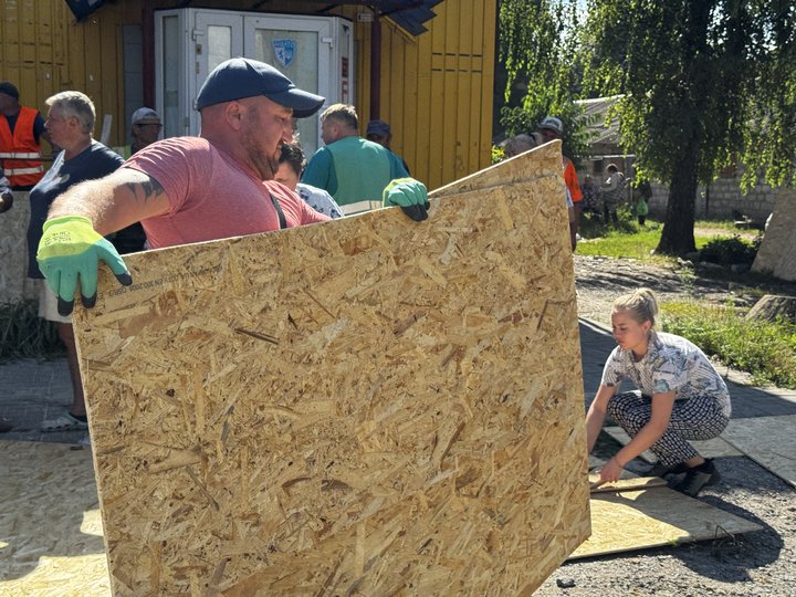«Тікати все одно нікуди»: мешканці району хіммістечка в Сумах розповіли про нічний удар КАБами «Тікати все одно нікуди»: мешканці району хіммістечка в Сумах розповіли про нічний удар КАБами