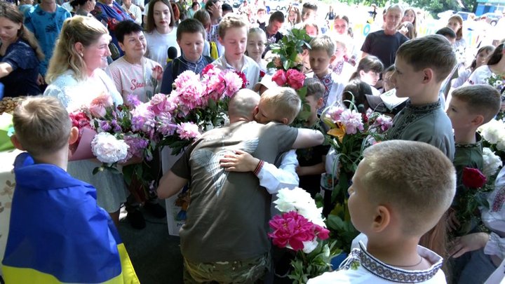 Після понад трьох років полону військовий Ігор Пивовар повернувся до рідного села на Житомирщині Після понад трьох років полону військовий Ігор Пивовар повернувся до рідного села на Житомирщині