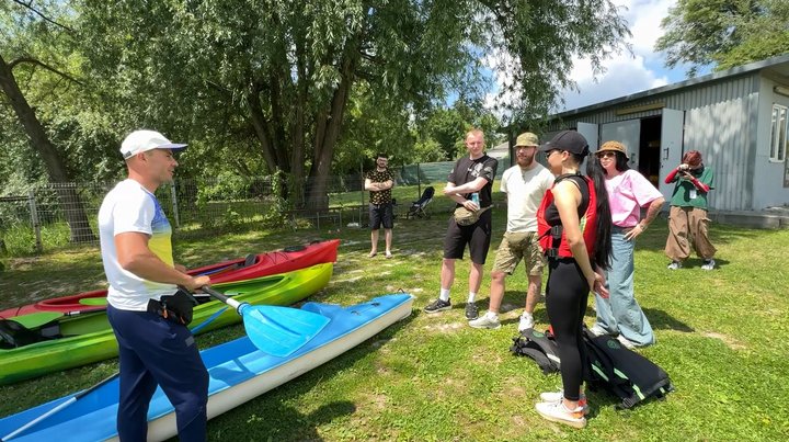 Спосіб відволіктися: військові з дружинами та дітьми веслували на байдарках на річці Стир у Луцьку Спосіб відволіктися: військові з дружинами та дітьми веслували на байдарках на річці Стир у Луцьку