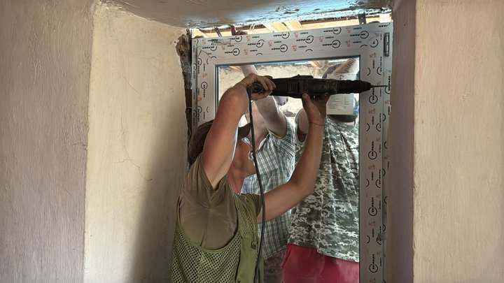У Миколаєві відновлюють пошкоджені обстрілами будинки У Миколаєві відновлюють пошкоджені обстрілами будинки