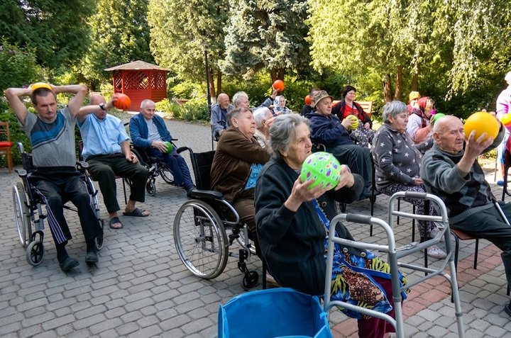 Створюють нові сім'ї та будують плани на майбутнє: як живуть підопічні геріатричного пансіонату у Луцьку