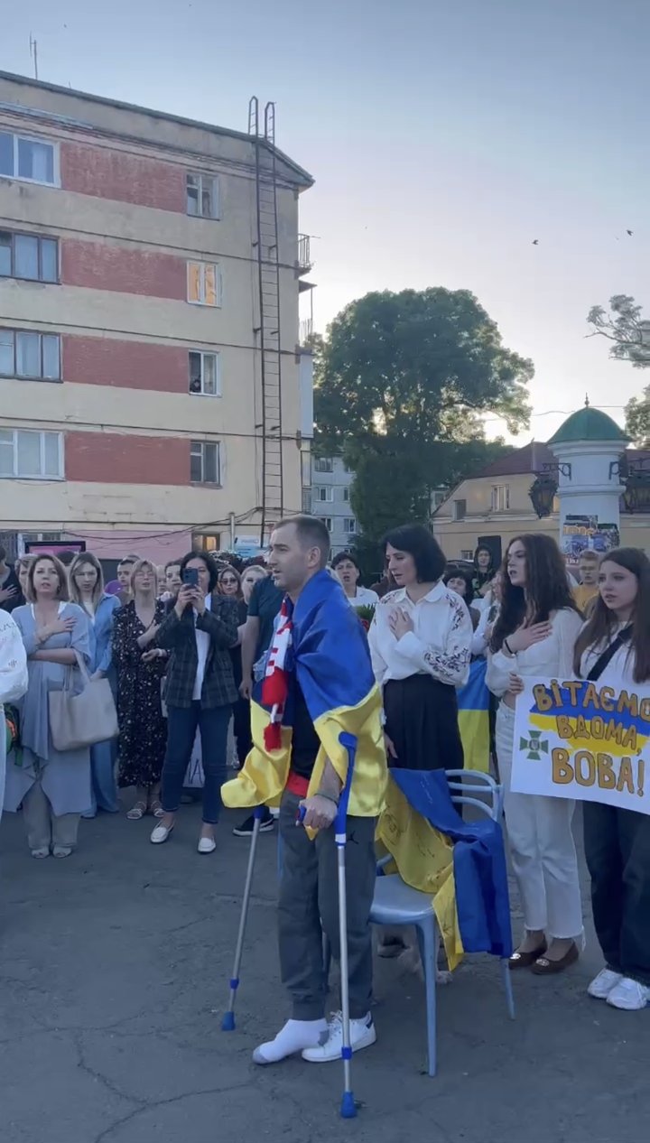 У Володимирі на Волині зустріли звільненого з полону РФ 46-річного прикордонника У Володимирі на Волині зустріли звільненого з полону РФ 46-річного прикордонника