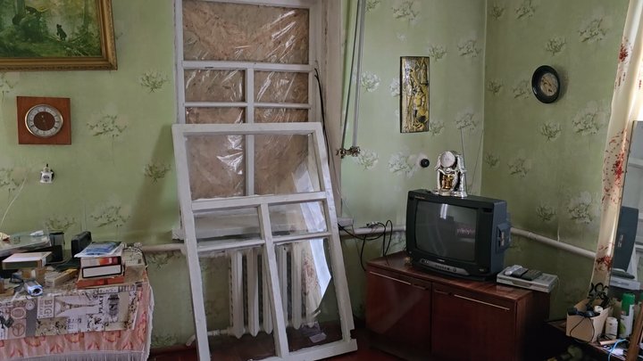 Найстарший житель Новгорода-Сіверського живе у пошкодженому через атаку РФ будинку: коли планують відремонтувати оселю