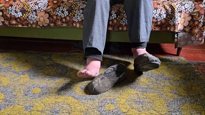 Найстарший житель Новгорода-Сіверського живе у пошкодженому через атаку РФ будинку: коли планують відремонтувати оселю