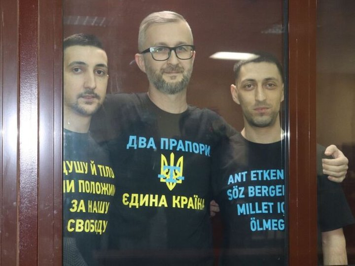 Наріман Джелялов (у центрі) та брати Азіз та Асан Ахтемові в окупаційному суді