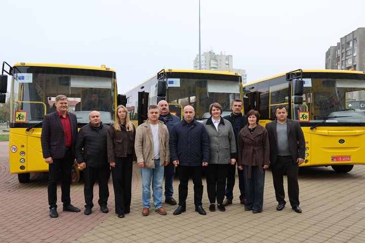 Ключі від нових автобусів: які громади Волині поповнили парк шкільного транспорту в 2026 році Ключі від нових автобусів: які громади Волині поповнили парк шкільного транспорту в 2026 році