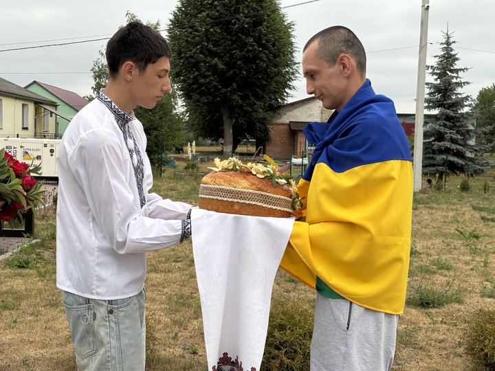 "Я тебе більше не відпущу": на Волинь повернувся боєць Сергій Кізун майже після 3 років полону