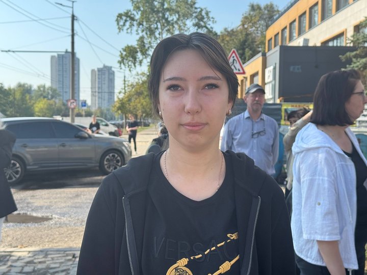 «Щоб вони всі згоріли вогнем таким же, як ми горіли»: що відбувається на місці удару по ТЦ у Дніпрі на другий день