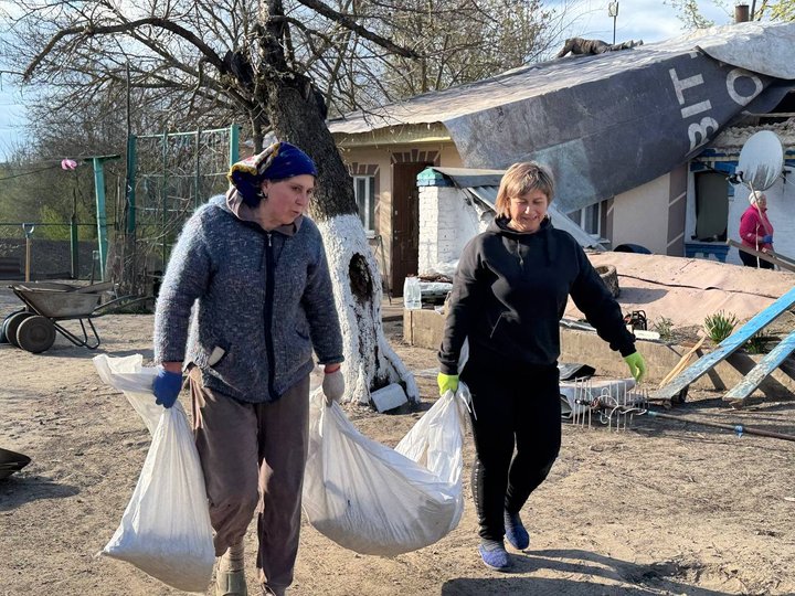 "Головне, що ми живі залишилися": на Вінниччині в одному з сіл уламки збитого безпілотника впали на житловий будинок "Головне, що ми живі залишилися": на Вінниччині в одному з сіл уламки збитого безпілотника впали на житловий будинок