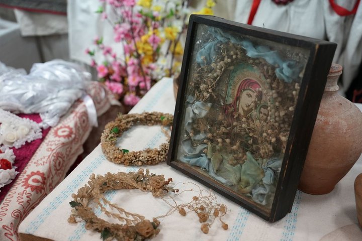 "Моя мета — навчити молодь": майстриня з Черкащини створює воскові весільні віночки
