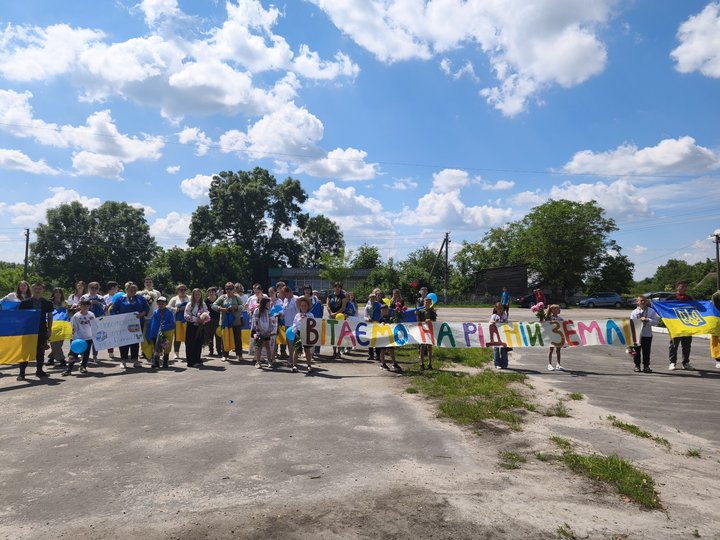 Після понад трьох років полону військовий Ігор Пивовар повернувся до рідного села на Житомирщині Після понад трьох років полону військовий Ігор Пивовар повернувся до рідного села на Житомирщині