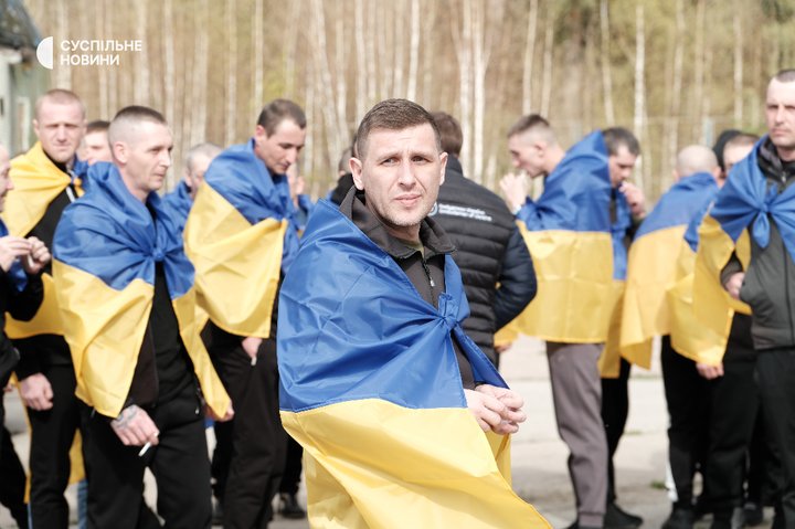 73-й обмін між Україною та РФ: з російського полону повернулись 193 українські оборонці