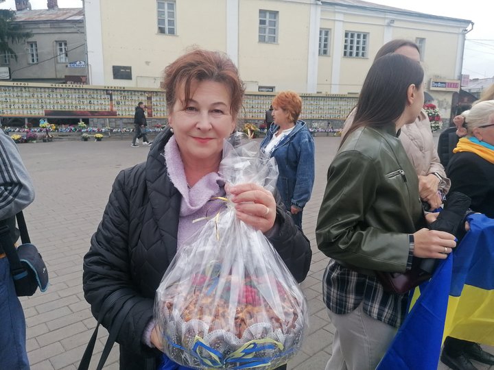 Зняв свій портрет з «Алеї Надії» після 4 років полону: Луцьк зустрів оборонця Маріуполя Павла Літвіна Зняв свій портрет з «Алеї Надії» після 4 років полону: Луцьк зустрів оборонця Маріуполя Павла Літвіна