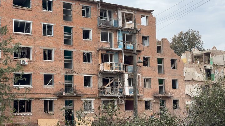 «Це війна проти дітей»: як Катерина Чміль разом із сім'єю вибиралася зі зруйнованого росіянами будинку у Прилуках