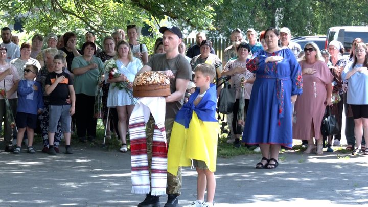 Після понад трьох років полону військовий Ігор Пивовар повернувся до рідного села на Житомирщині Після понад трьох років полону військовий Ігор Пивовар повернувся до рідного села на Житомирщині