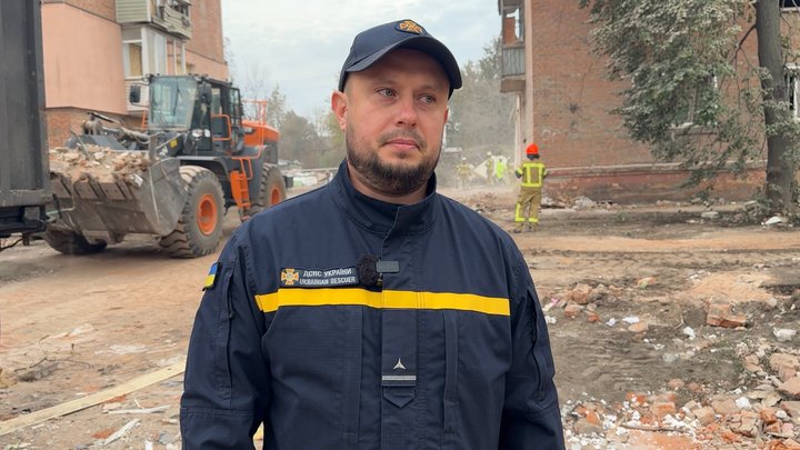 Атака на Прилуки: рятувальник Павло Левченко дістав з-під завалів 5-річну Зоряну і її маму
